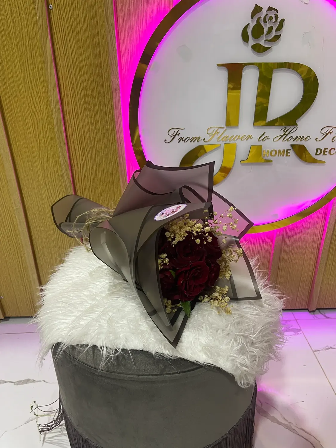 Moody bouquet style - dark wrap