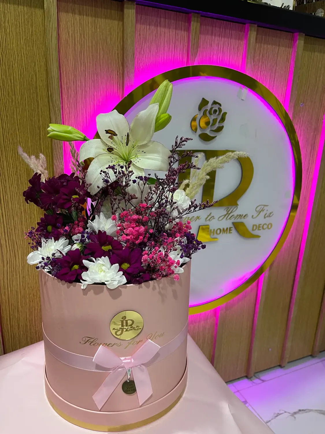 Lily hatbox statement by Joury Flowers