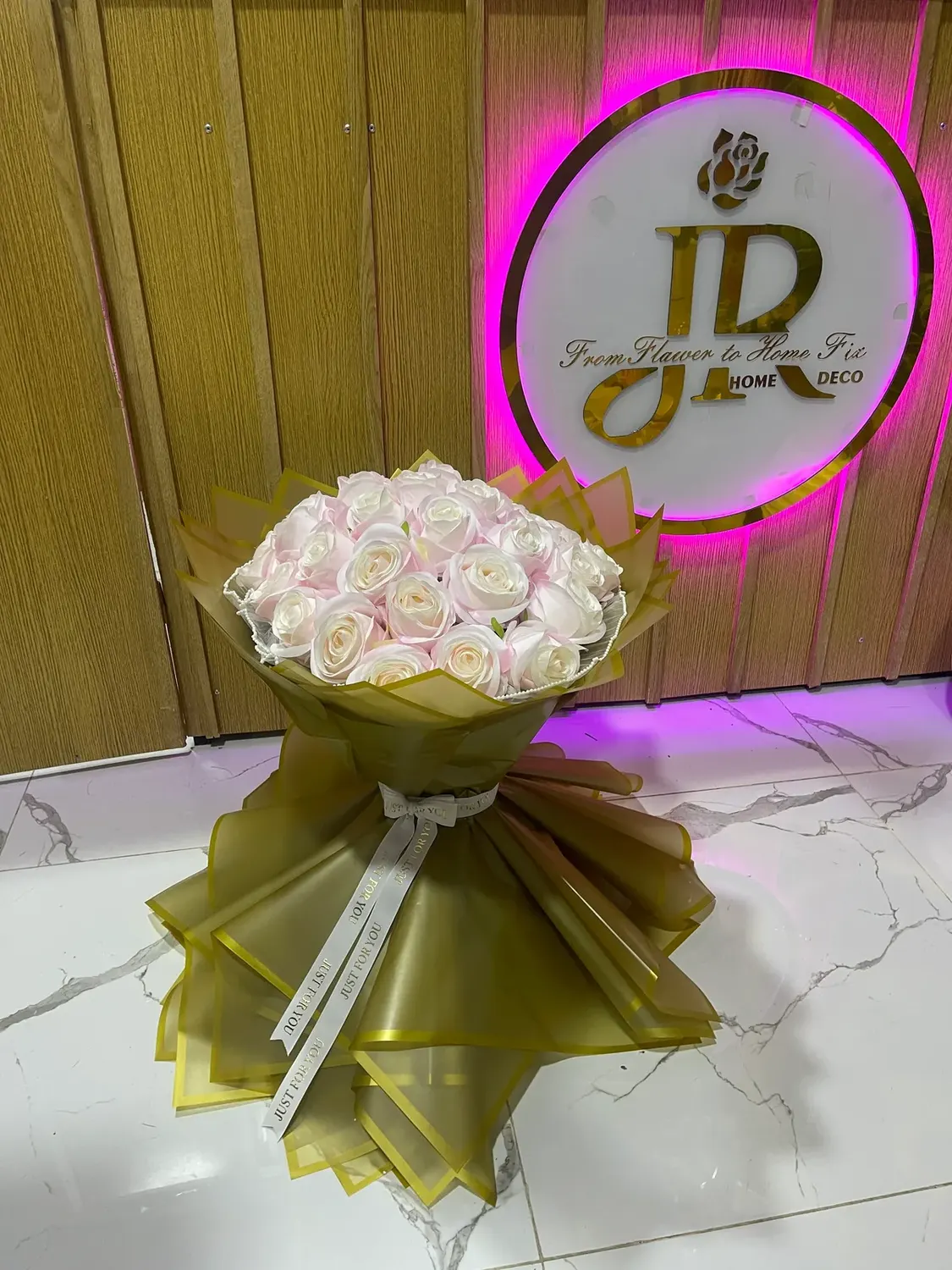 Pearl white bouquet by Joury Flowers