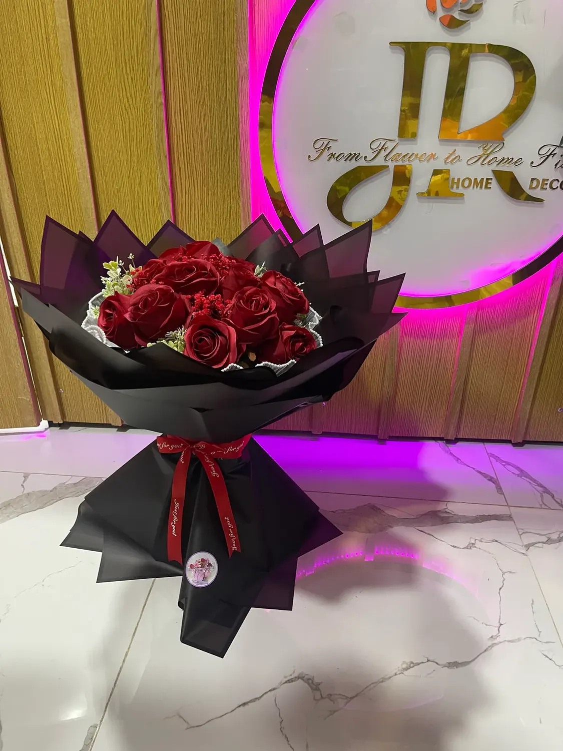 Mini noir bouquet by Joury Flowers