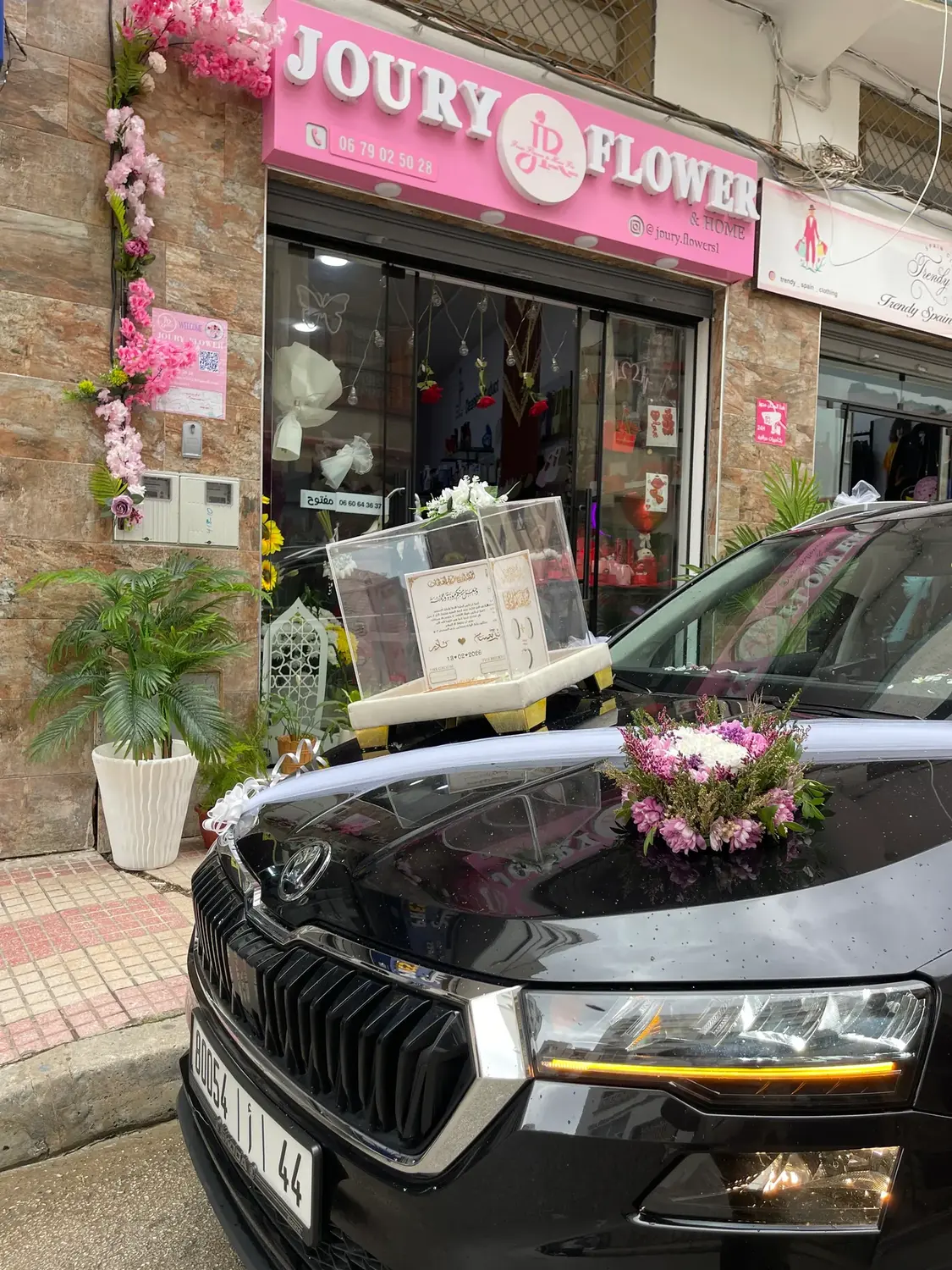 Hood Gift Moment car decoration by Joury Flowers
